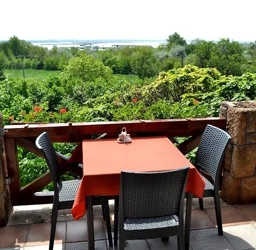 מוטל Tekergo Es Etterem *