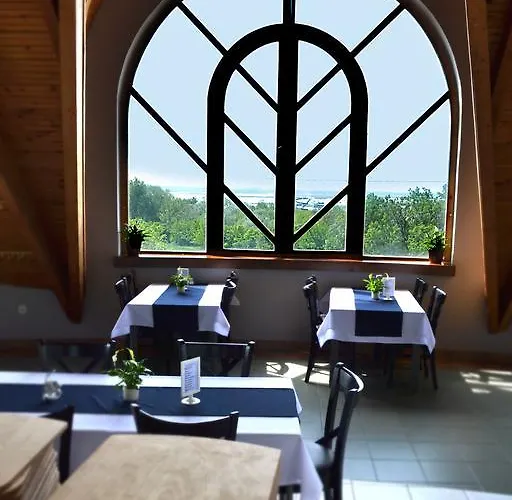 Tekergo Es Etterem מוטל *