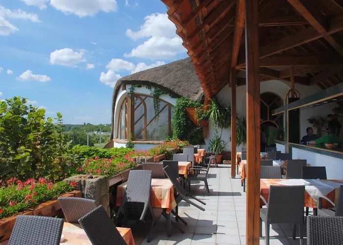 Tekergo Es Etterem מוטל *