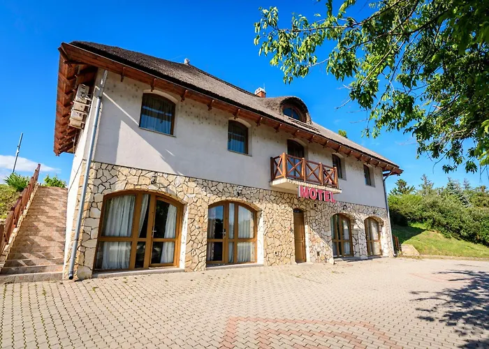 Tekergo Es Etterem מוטל *